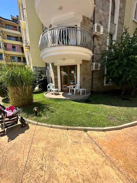 Property building, Garden, Balcony/Terrace, Balcony/Terrace, Swimming pool