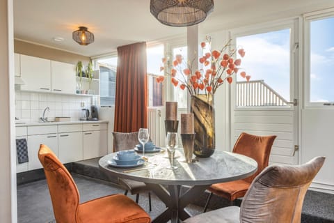 Kitchen or kitchenette, Living room, Seating area, Dining area