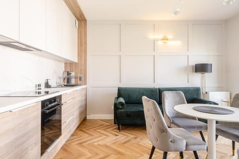 Kitchen or kitchenette, Living room, Seating area, Dining area