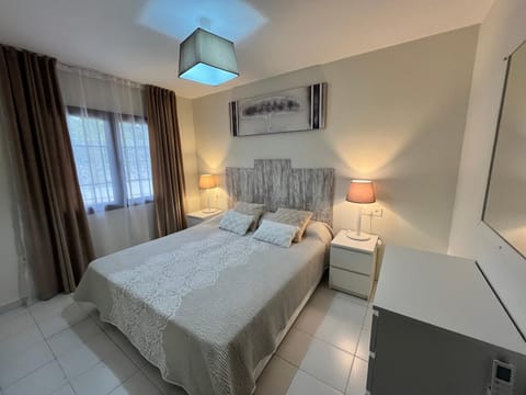 Bed, Photo of the whole room, Bedroom, air conditioner