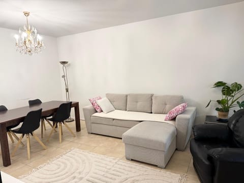 HHH Newly renovated big 4-bedroom apt with balcony, free parking for 2 cars Apartment in Helsinki
