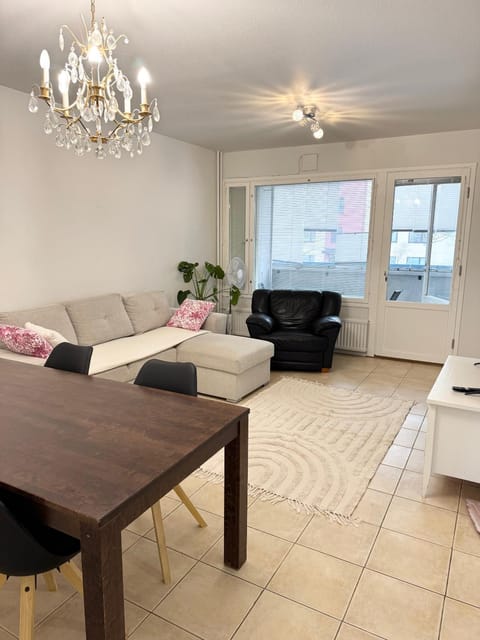 HHH Newly renovated big 4-bedroom apt with balcony, free parking for 2 cars Apartment in Helsinki