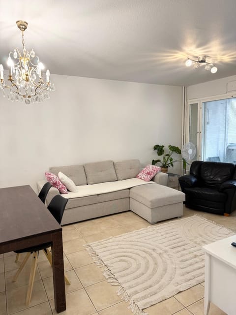 HHH Newly renovated big 4-bedroom apt with balcony, free parking for 2 cars Apartment in Helsinki