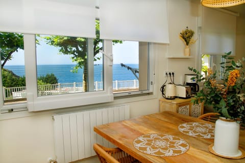 Natural landscape, Coffee/tea facilities, Dining area, Sea view