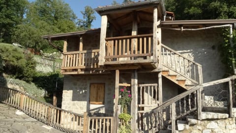 Property building, Day, Balcony/Terrace