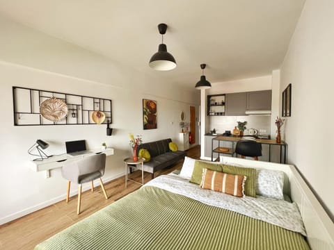 Bed, Kitchen or kitchenette, Seating area, Dining area