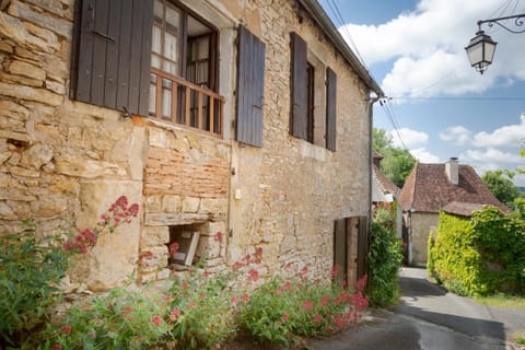 Property building, Day, Neighbourhood, Street view