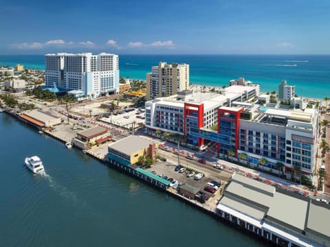 Property building, Neighbourhood, Bird's eye view, City view, Sea view, Street view, Location