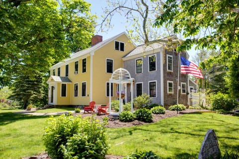 Property building, Facade/entrance, Natural landscape, Garden, Seating area, Garden view