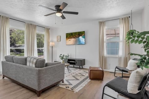 Housepitality - Electric Ave - 3 BDR and Hot Tub House in Westerville