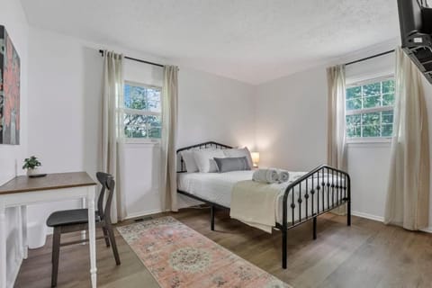 Housepitality - Electric Ave - 3 BDR and Hot Tub House in Westerville