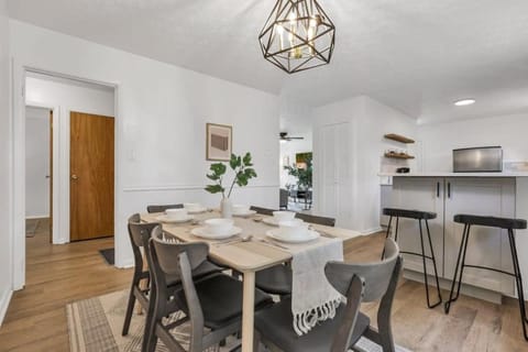 Housepitality - Electric Ave - 3 BDR and Hot Tub House in Westerville