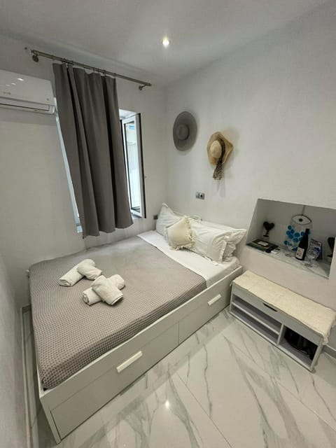 Bed, TV and multimedia, Photo of the whole room, Bedroom, air conditioner