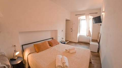 Bed, TV and multimedia, Photo of the whole room, Bedroom, towels