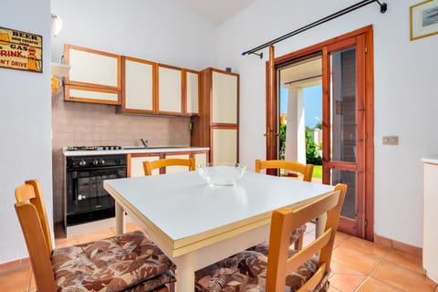 Property building, Kitchen or kitchenette, Living room