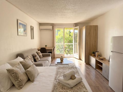 Bed, TV and multimedia, Living room, Photo of the whole room, Bedroom, air conditioner