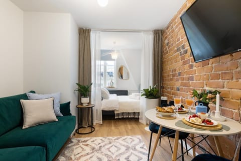TV and multimedia, Seating area, Bedroom