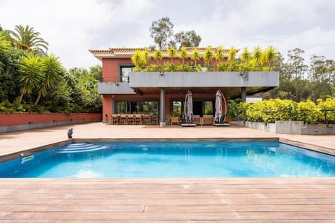 Property building, Patio, Day, BBQ facilities, Garden, Balcony/Terrace, Garden view, Pool view, Swimming pool, Swimming pool, sunbed