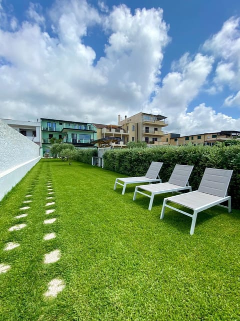 Property building, Natural landscape, Garden, Garden view, sunbed