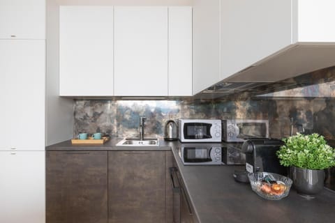 Coffee/tea facilities, Kitchen or kitchenette, Food and drinks, oven, stove, toaster