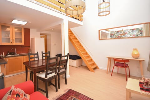 Seating area, Dining area