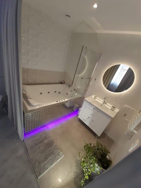 Hot Tub, Bathroom
