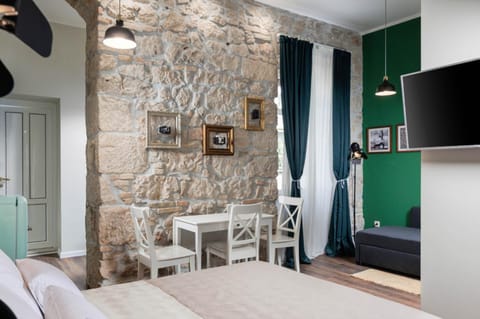 Bed, TV and multimedia, Seating area, Bedroom