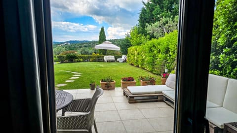 Patio, Day, Natural landscape, Garden, Seating area, Garden view