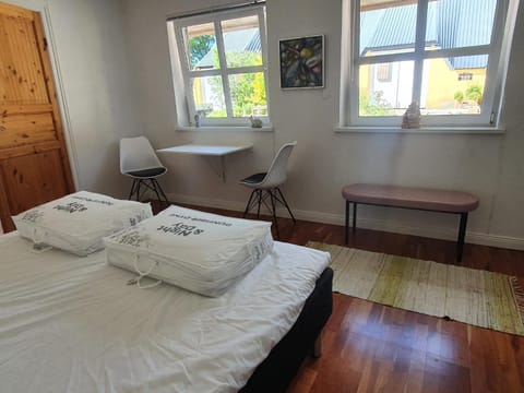 Bed, Bedroom, hair dresser