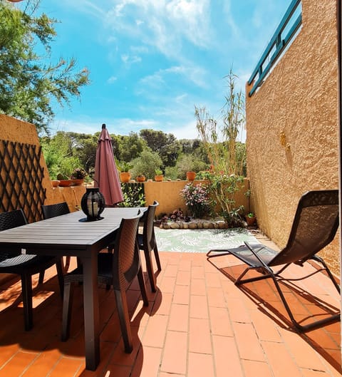 Patio, View (from property/room), Dining area, Garden view, sunbed
