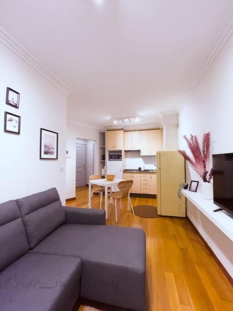 TV and multimedia, Kitchen or kitchenette, Living room, Seating area, Dining area