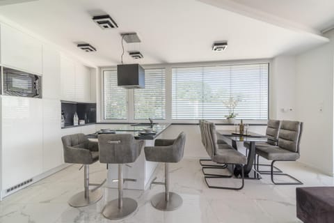 Kitchen or kitchenette, Dining area