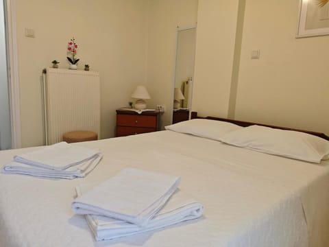 Property building, Bed, Photo of the whole room, Decorative detail, group of guests
