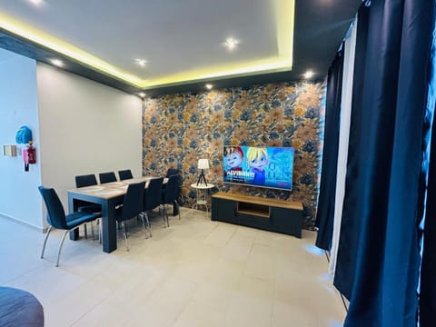 Communal lounge/ TV room, TV and multimedia, Living room, Seating area, Dining area, hair dresser
