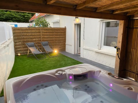 Garden, Hot Tub