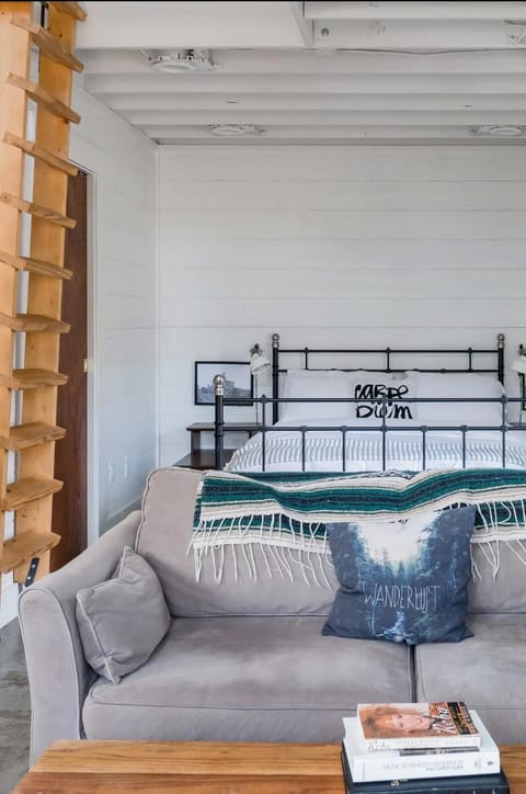 Bed, Living room, Photo of the whole room, Seating area, Bedroom