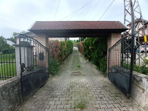 Facade/entrance, Location