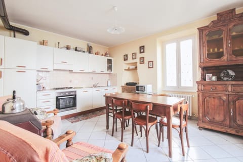 Kitchen or kitchenette, Living room, Seating area, Dining area, minibar, pet friendly, stove