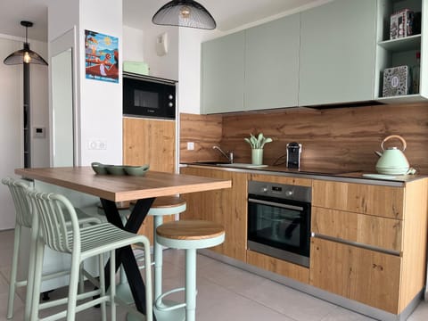 Kitchen or kitchenette, Dining area, dishwasher, minibar, pet friendly, stove