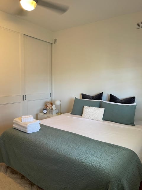 Bed, Photo of the whole room, Bedroom, fireplace, towels