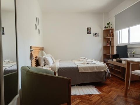 Bed, TV and multimedia, Photo of the whole room, Bedroom