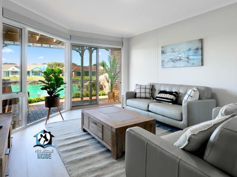 Communal lounge/ TV room, TV and multimedia, Living room, Seating area, Lake view, Lake view, Sunrise, Sunset, Family