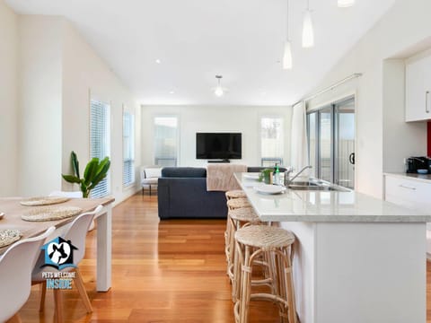 Communal lounge/ TV room, TV and multimedia, Living room, Decorative detail, Decorative detail, Seating area, Dining area, Family, air conditioner