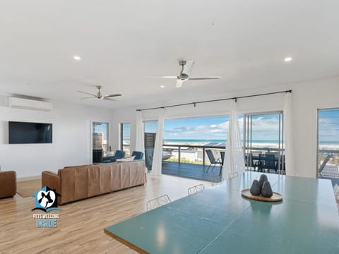 Communal lounge/ TV room, TV and multimedia, Living room, Seating area, Dining area, Evening entertainment, Sea view, Sunrise, Sunset, air conditioner