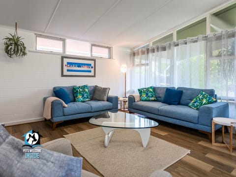 Living room, Decorative detail, Decorative detail, Seating area, Family