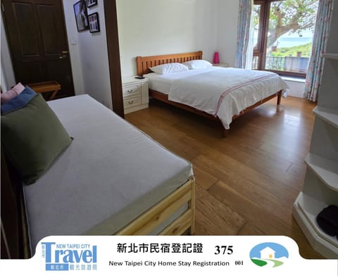Photo of the whole room, Bedroom, towels