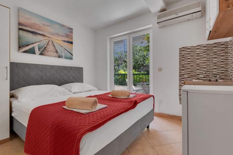 Bed, Kitchen or kitchenette, Photo of the whole room, air conditioner