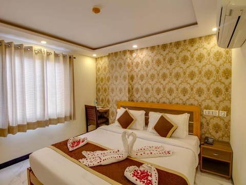Bed, Photo of the whole room, Bedroom, towels, air conditioner