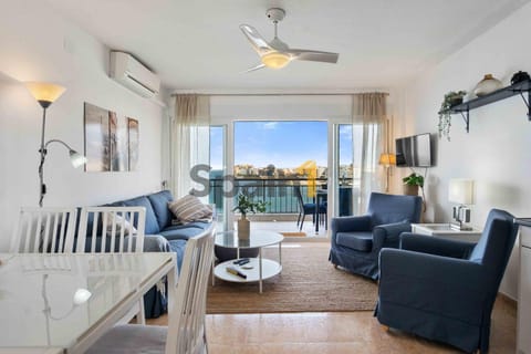 TV and multimedia, Living room, Seating area, Dining area, fireplace, air conditioner