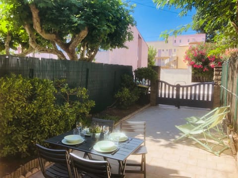 Patio, Day, Garden, Garden, Balcony/Terrace, Dining area, Garden view